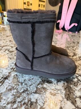 Classic Short Shearling Braid UGGS size 6